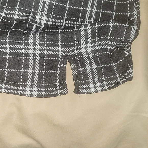 Black and white plaid skirt. (L) - Picture 5 of 10